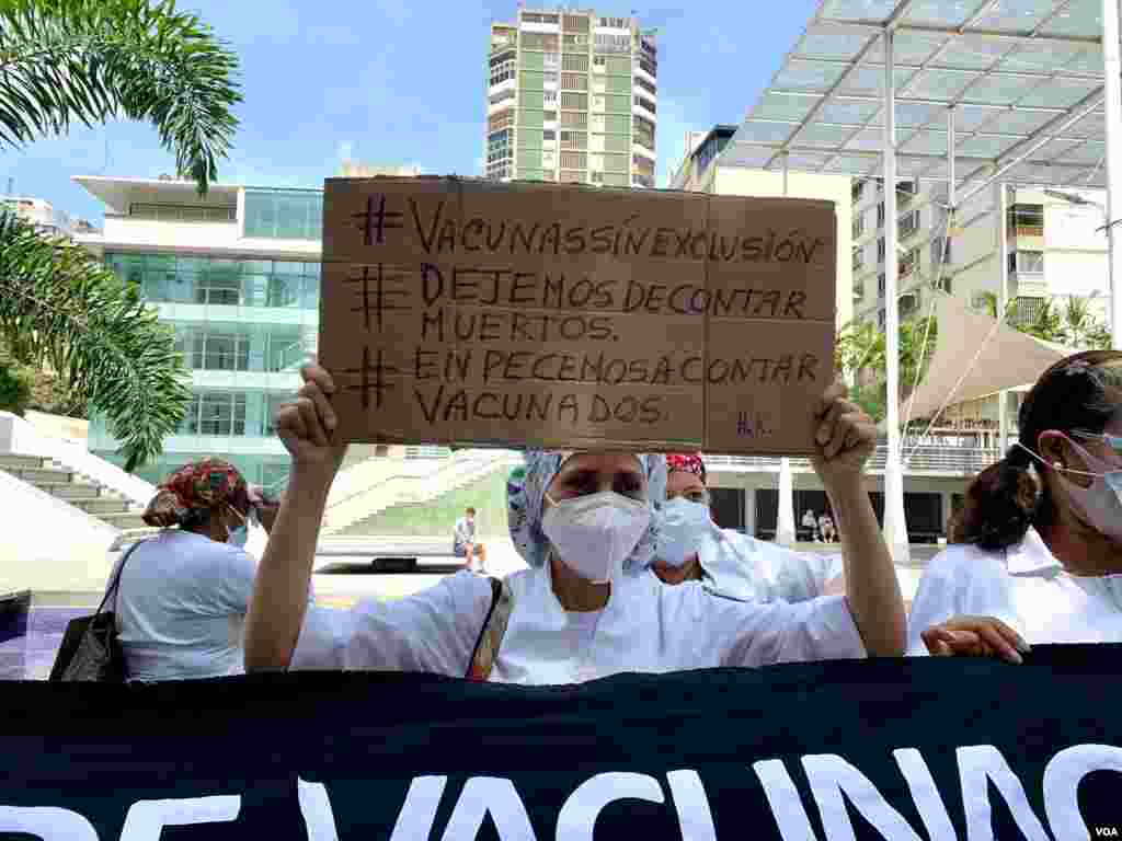 Los protagonistas de la jornada fueron los trabajadores del sector, quienes expresaron sus peticiones y preocupaciones. En este caso, una enfermera ped&#237;a por inmunizaci&#243;n &quot;sin exclusi&#243;n&quot;. Caracas, Venezuela. Abril 17, 2021. Foto: Luisana Solano - VOA.