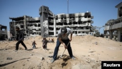 Un palestino busca cadáveres cerca del hospital Al Shifa después de que las fuerzas israelíes se retiraran del hospital y el área circundante luego de una operación de dos semanas, en medio del conflicto en curso entre Israel y Hamás, en la ciudad de Gaza el 2 de abril de 2024.