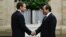 Presiden Perancis, Emmanuel Macron (kiri) menjabat tangan Presiden Mesir, Abdel Fattah el-Sisi saat tiba di Istana Elysee di Paris, 24 Oktober 2017.