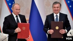 Rossiya Prezidenti Vladimir Putin O'zbekiston rahbari Shavkat Mirziyoyev bilan. Toshkent, 19-oktabr, 2018.