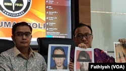 Kepala Biro Penerangan Masyarakat Kepolisian Republik Indonesia Birgadir Jenderal Dedi Prasetyo (tengah) dalam jumpa pers di kantornya di Jakarta, Jumat (11/10) terkait motif pelaku penusukan terhadap Menkopolhukam Wiranto.