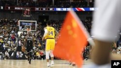 资料照：NBA湖人队和布鲁克林篮网队在上海梅赛德斯-奔驰文化中心进行比赛。（2019年10月10日）