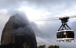 El teleférico del Cerro Pan de Azúcar cruza la bahía de Guanabara durante el día de reapertura de atracciones turísticas, en Río de Janeiro, Brasil, el 15 de agosto de 2020, en medio de la pandemia del nuevo coronavirus.