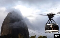 El teleférico del Cerro Pan de Azúcar cruza la bahía de Guanabara durante el día de reapertura de atracciones turísticas, en Río de Janeiro, Brasil, el 15 de agosto de 2020, en medio de la pandemia del nuevo coronavirus.