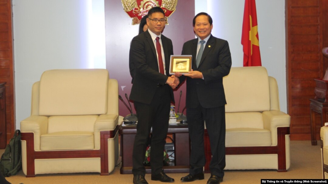 Bộ trưởng Trương Minh Tuấn (phải) tiếp Giám đốc chính sách và nhóm pháp lý khu vực châu Á-Thái Bình Dương Damian Yeo của Facebook tại Hà Nội ngày 11/1/2018.