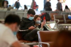 7일 베트남 하노이 공항에서 시민들이 신종 코로나바이러스 감염증(COVID-19)를 막기 위해 마스크를 착용하고 있다.