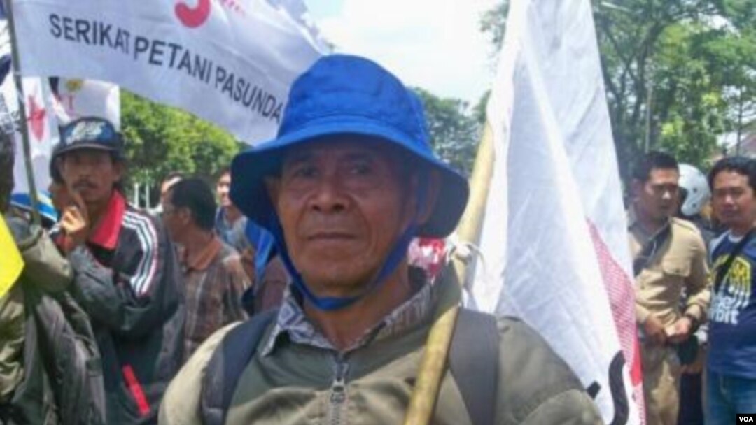 Seorang petani berpartisipasi dalam unjuk rasa Hari Tani Nasional di Bandung, Jawa Barat (24/9), untuk menuntut perbaikan nasib petani. (VOA/R. Teja Wulan)