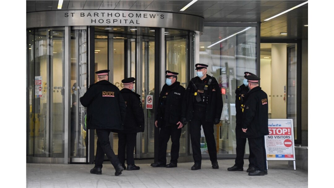 Polisi berjaga di luar pintu masuk utama Rumah Sakit St Bartholomew, London, tempat Pangeran Philip Inggris dirawat, 4 Maret 2021.