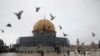 Warga Palestina berjalan di sebelah Kubah Masjid Batu di kompleks Masjid Al Aqsa di kota tua Yerusalem, Jumat, 7 Februari 2020. (Foto: AP)