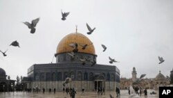 Warga Palestina berjalan di sebelah Kubah Masjid Batu di kompleks Masjid Al Aqsa di kota tua Yerusalem, Jumat, 7 Februari 2020. (Foto: AP)