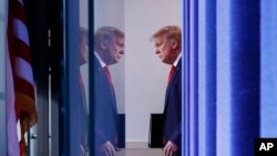 El presidente Donald Trump se dispone a entrar en la sala de prensa de la Casa Blanca, el 3 de agosto de 2020.