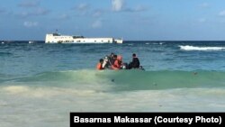 Tim Penyelam dari Basarnas dan TNI/Polri menuju ke lokasi kapal KM Lestari Maju yang kandas di perairan Pulau Selayar, Sulawesi Selatan, pada 4 Juli 2018. (Foto: Courtesy of Basarnas Makassar)