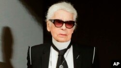 Karl Lagerfeld lors du défilé Métiers d'Art de Chanel à Hambourg, Allemagne, 6 décembre 2017.