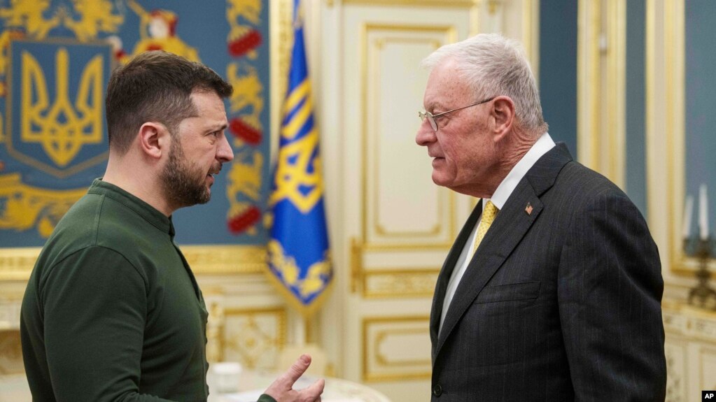 Спеціальний представник США з питань України та Росії Кіт Келлог і президент України Володимир Зеленський розмовляють під час зустрічі в Києві, 20 лютого 2025 р. (Фото: AP Photo/Євгеній Малолєтка)