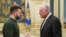 Спеціальний представник США з питань України та Росії Кіт Келлог і президент України Володимир Зеленський розмовляють під час зустрічі в Києві, 20 лютого 2025 р. (Фото: AP Photo/Євгеній Малолєтка)