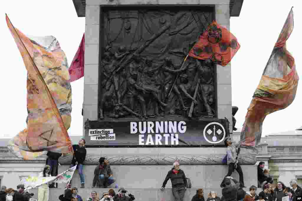 Manifestantes en la Plaza Trafalgar, en Londres, participan en el movimiento Rebelión de la Extinción que bloqueó importantes avenidas en la capital británica y otras ciudades del mundo. AP, octubre 7 de 2019.