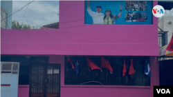 En instituciones públicas en Managua, Nicaragua, y edificios confiscados a medios de comunicación, como 100%Noticias, se colocaron banderas afines al gobierno para la celebración de la Revolución Sandinista, el 19 de julio de 2021.