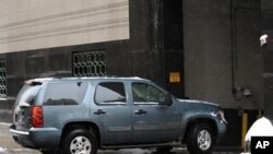 A vehicle enters the garage at Federal Courthouse in Detroit before a hearing for Nigerian bombing suspect Umar Farouk Abdulmutallab, 08 Jan 2010