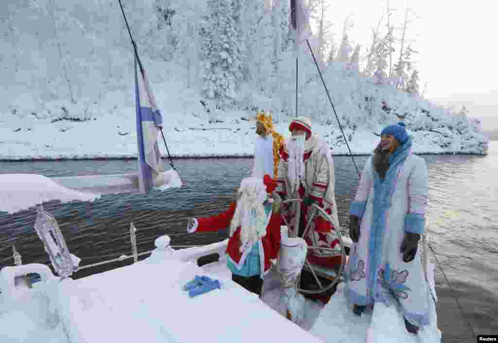 အနုတ် ၁၇ ဒီဂရီ ဆဲလ်စီးရပ်စ် အေးနေချိန်မှာ ရွက်တိုက်လှေစီးနေတဲ့ စင်တာဝတ်စုံနဲ့ အဘိုးနဲ့ မြေးဖြစ်သူ မယ်နှင်းဖြူ (Siberian နိုင်ငံ Krasnoyarsk မြို့၊ ဒီဇင်ဘာ ၈ ၂၀၁၈)