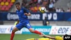 L'attaquant franco-marocain Amine Harit, à gauche, se dispute une balle avec l'attaquant kazakh Baktiyor Zainutdinov, couché, lors du match de qualification Euro 2017 U-21 entre la France et le Kazakhstan, au MMArena Stadium, France, le 5 septembre 2017. 