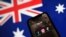 Aplikasi Facebook, Instagram, dan TikTok di depan bendera Australia, dalam ilustrasi yang diambil pada 29 November 2024. (Foto: Edgar Su/Reuters)