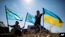 Архівне фото: Кримськотатарський прапор та прапор України в селі Чонгар, 2015 рік
