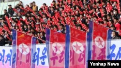 '이겨라'<YONHAP NO-2568>4일 일본 오사카 얀마 스타디움에서 열린 2016 리우올림픽 여자축구 아시아지역 최종예선 북한과 베트남의 경기에서 북한 응원단이 열띤 응원전을 펼치고 있다. (자료사진)