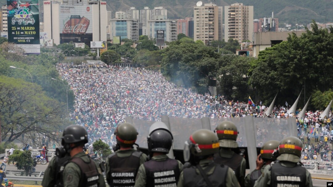 Garda Nasional Bolivia bersiaga di sebuah jalan raya, menghadapi para peserta unjuk rasa yang bergerak menuju Gedung Nasional di ibukota Caracas, 3 Mei 2017 (AP Photo/Fernando Llano).