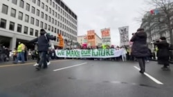 Manifestantes hablan sobre sus razones para participar en 'La Marcha del Pueblo'