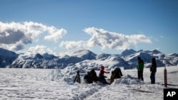 ARCHIVO - En esta imagen del 7 de junio de 2015, un equipo de científicos de la Universidad Estatal de Ohio investigan la capa de hielo de Quelccaya en los Andes, en Perú, se considera el glaciar tropical más grande del mundo.