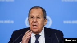 Menteri Luar Negeri Rusia Sergei Lavrov berbicara dalam konferensi pers tahunan di Moskow, Rusia, 14 Januari 2025. (Evgenia Novozhenina/REUTERS)