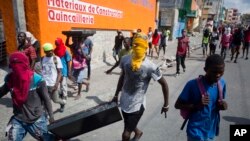 Scènes de vandalisme en à Port-au-Prince, lors des manifestation pour réclamer la démission du président Jovenel Moise, le 13 février 2019.