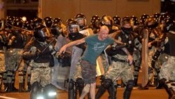 Поліція затримує чоловіка у Мінську в ніч з 9 на 10 серпня 2020 р.