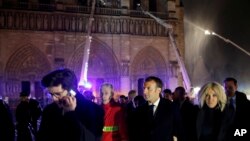 에마뉘엘 마크롱 프랑스 대통령이 15일 파리 노트르담 대성당 화재 현장을 방문했다.