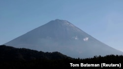 Puncak Gunung Fuji yang memperlihatkan salju seperti yang terlihat dari Fujikawaguchiko, Prefektur Yamanashi, Jepang. 7 November 2024. (Foto: Reuters)