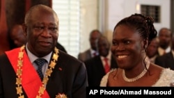 En compagnie de son épouse Simone, Laurent Gbagbo, président sortant ivoirien contestant les résultats officiels de la Commission électorale qui donnent son rival Alassane Ouattarra vainqueur, reçoit les hommages des fonctionnaires et de ses partisans lor