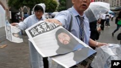 6일 일본 도쿄 시내에서 신문사 직원들이 옴진리교 교주 아사하라 쇼코의 사형집행 소식이 1면에 난 신문을 시민들에게 건네고 있다. 