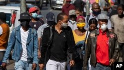 Vashandi vakawanda vari muboka rezvekutengeswa kwezvekudya muSouth Africa vanobva kuZimbabwe vari kutarisira kudzokera kumabasa kana boka ravo rakavhura zvakare.