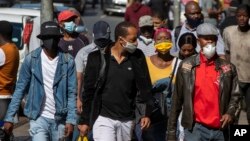 Les gens portant des masques pour se protéger contre le coronavirus dans le centre-ville de Johannesburg, Afrique du Sud, le 11 mai 2020.