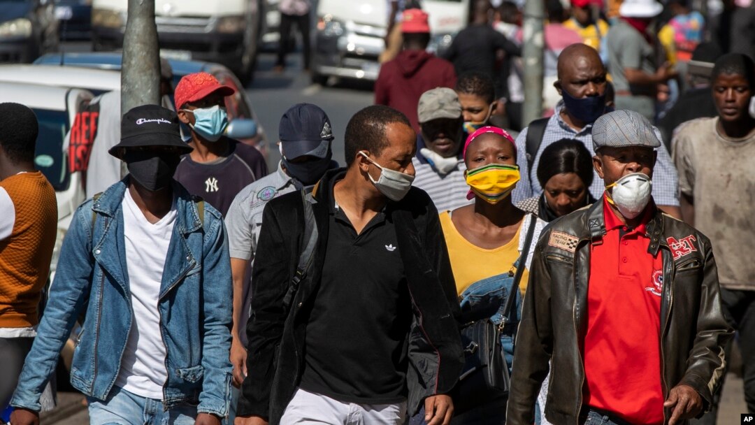Warga mulai memadati jalanan di pusat kota Johannesburg, Afrika Selatan, sambil mengenakan masker, 11 Mei 2020. 