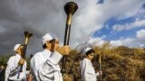 جشن سده زرتشتیان در کرمان زرتشتیان آتش بر می افروزند و به نیایش خوانی و سرودخوانی و پایکوبی می&zwnj;پردازند.<br />
عکس: محمد مهیمنی