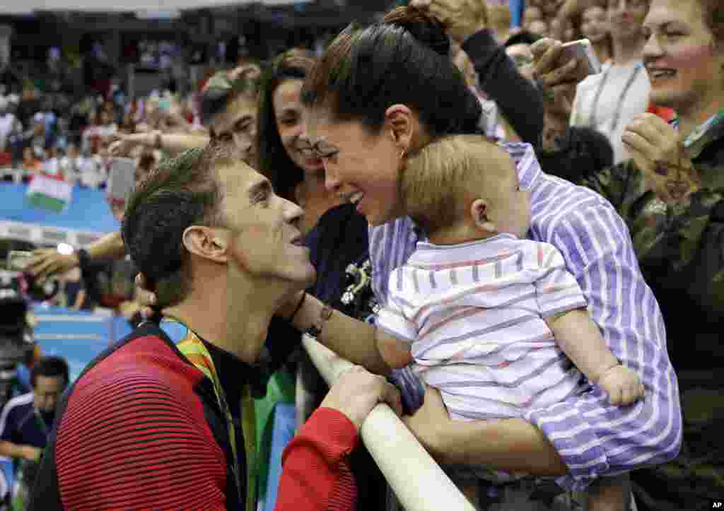 在2016年8月9日的夏奥会上，美国选手迈克尔&middot;菲尔普斯（Michael Phelps）在赢得金牌后和他的未婚妻Nicole Johnson 和婴儿分享喜悦。这位游泳健将将在美国探索频道下个月的&ldquo;鲨鱼周&rdquo;同鲨鱼比赛游泳。