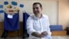 Perdana Menteri Yunani Alexis Tsipras memberikan suara di Athena hari Minggu (7/7). 