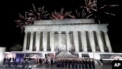 Fuegos artificiales iluminaron el Monumento a Lincoln en Washington, al finalizar el concierto en honor de Donald Trump en la víspera de su investidura presidencial.