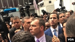 El presidente interno Juan Guaidó en uno de los piquetes de la Guardia Nacional que cerraba el acceso a la Asamblea Nacional. Caracas, Venezuela. Foto: Fabiana Rondón - VOA.