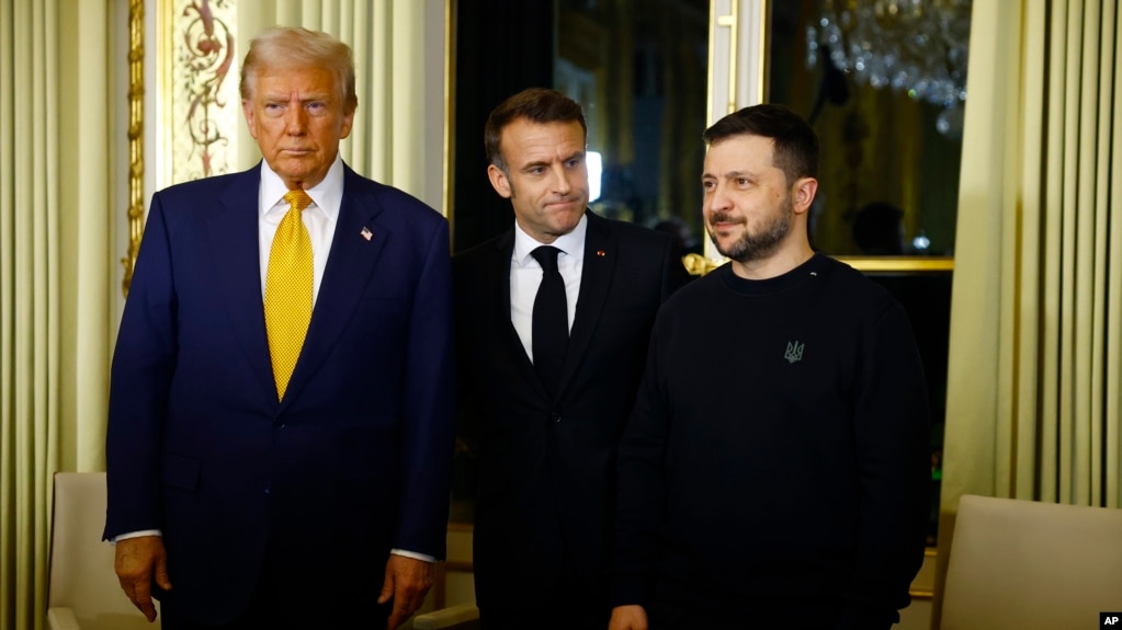 El presidente de Francia, Emmanuel Macron, en el centro, posa con el presidente electo de Estados Unidos, Donald Trump, a la izquierda, y el presidente de Ucrania, Volodymyr Zelenskyy, en el Palacio del Elíseo, en París, el 7 de diciembre de 2024. 