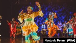 Les danseurs de la compagnie de danse d'Assane Konte, KanKouran West African Dance Company sur scène, à Washington D.C., le 5 juin 2017. (VOA/Nastasia Peteuil)