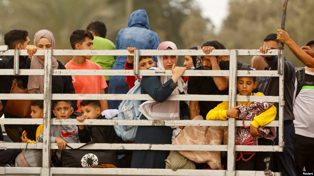 Warga Palestina yang mengungsi ke arah selatan dari utara Gaza menaiki truk di tengah meningkatnya serangan Israel ke kantong permukiman itu, di tengah Jalur Gaza, Minggu, 12 November 2023. (Foto: Ibraheem Abu Mustafa/Reuters)