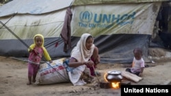 Seorang perempuan Rohingya bersama dua putranya di kamp pengungsi Bangladesh (foto: dok). 