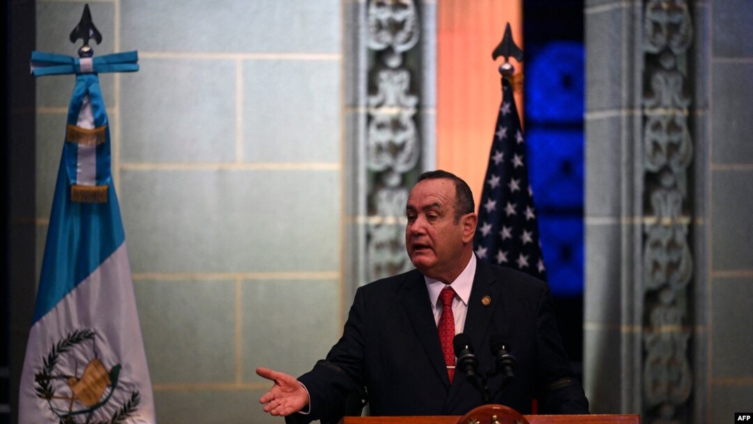 El presidente guatemalteco Alejandro Giammattei habla durante una conferencia de prensa conjunta con la vicepresidenta estadounidense Kamala Harris en el Palacio de la Cultura en la Ciudad de Guatemala el 7 de junio de 2021.